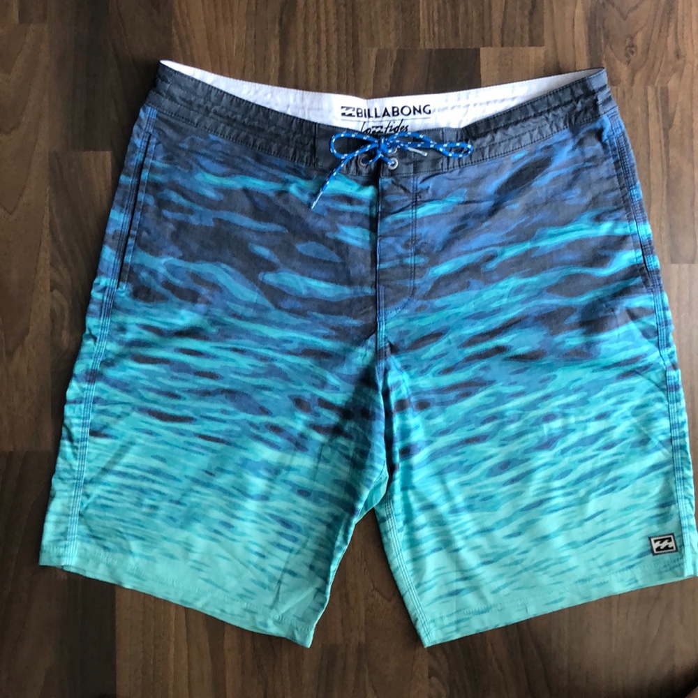 Like new billabong low tides men’s board shorts